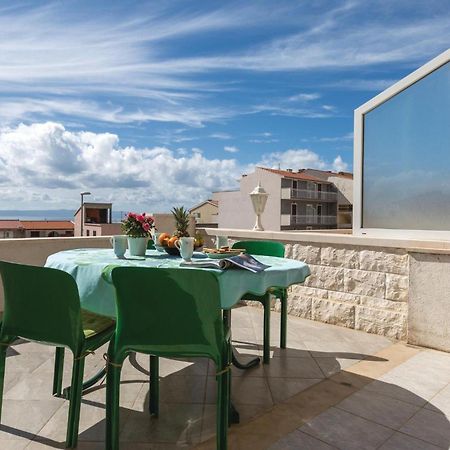 2 Bedroom Stunning Apartment In Makarska Exteriör bild