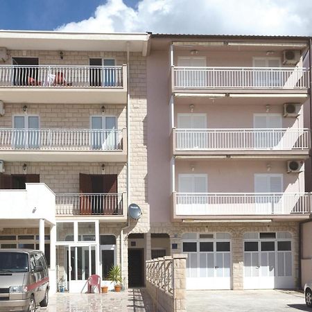 2 Bedroom Stunning Apartment In Makarska Exteriör bild