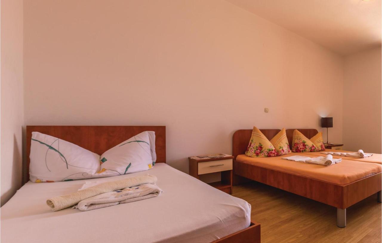 2 Bedroom Stunning Apartment In Makarska Exteriör bild
