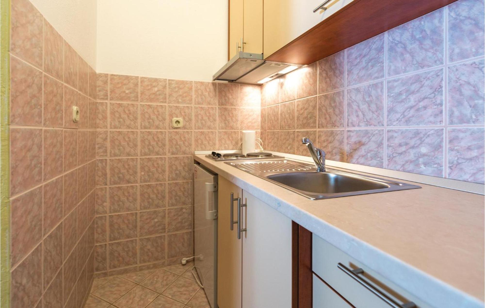 2 Bedroom Stunning Apartment In Makarska Exteriör bild