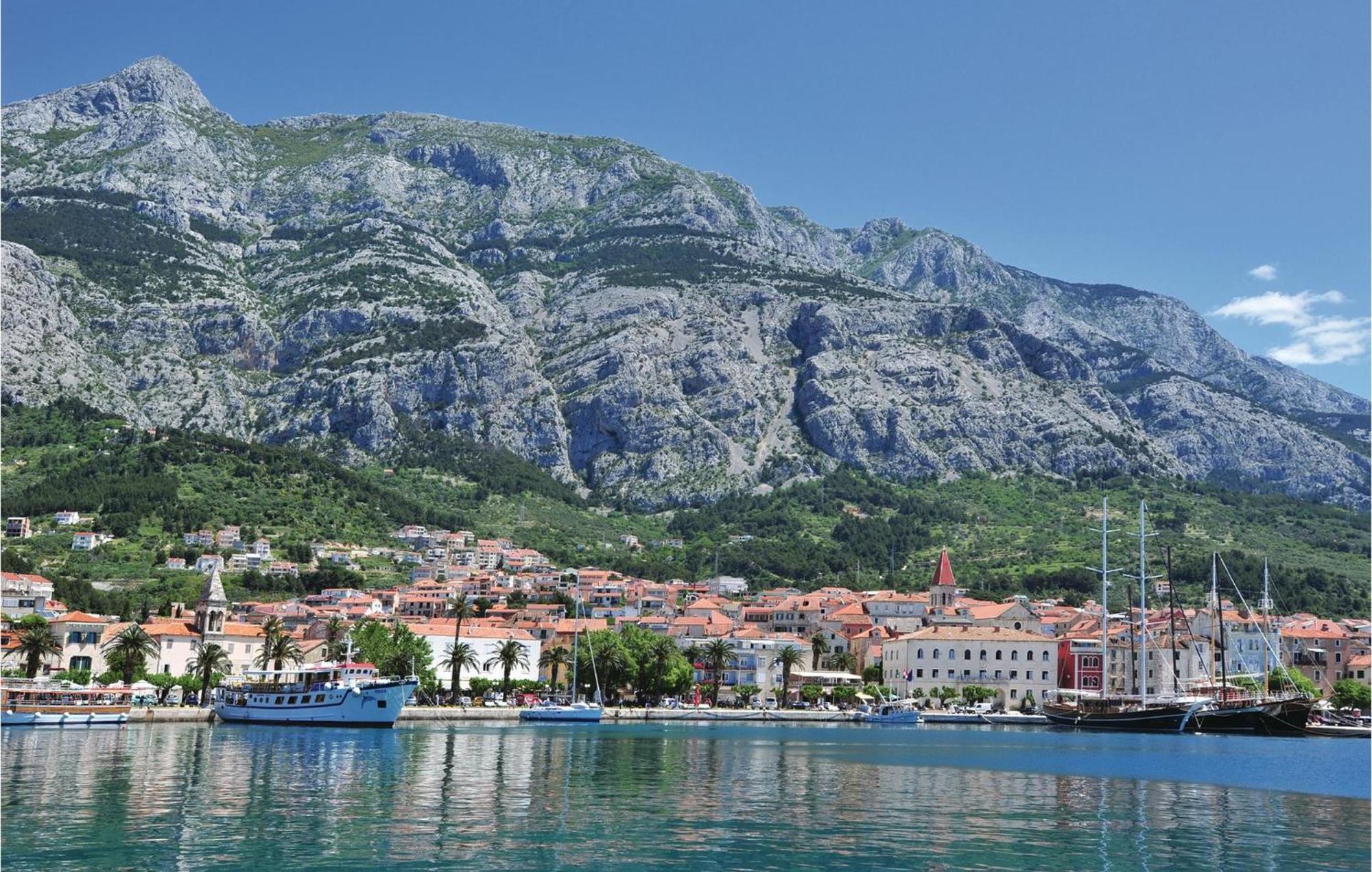 2 Bedroom Stunning Apartment In Makarska Exteriör bild