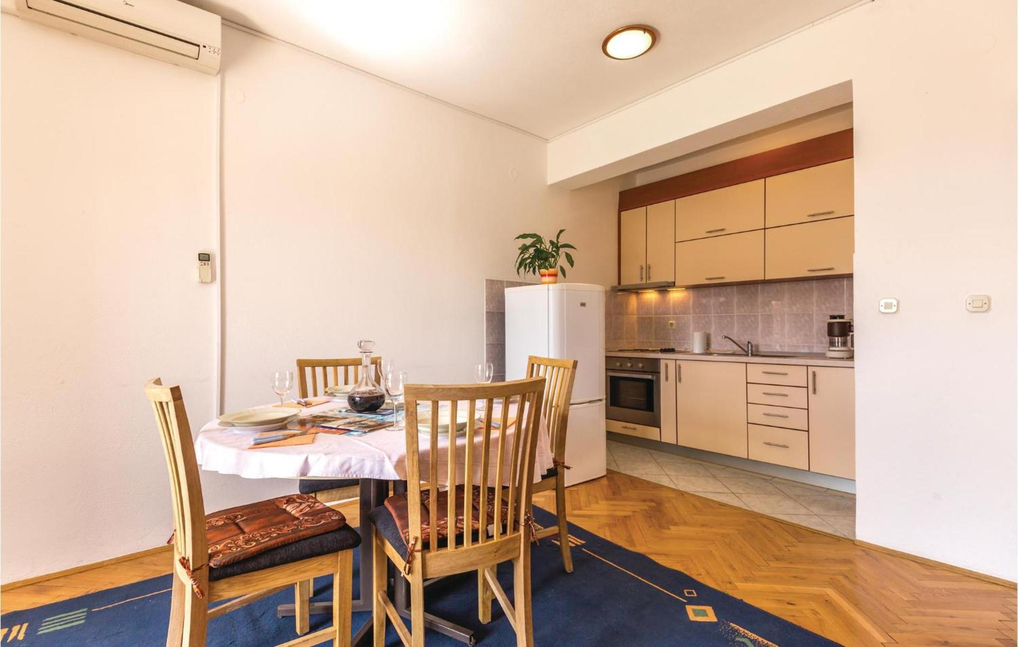 2 Bedroom Stunning Apartment In Makarska Exteriör bild