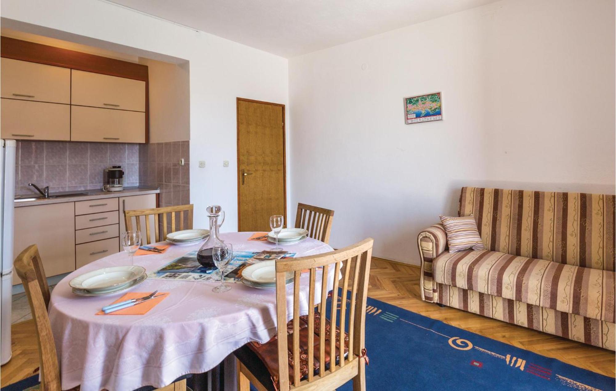 2 Bedroom Stunning Apartment In Makarska Exteriör bild