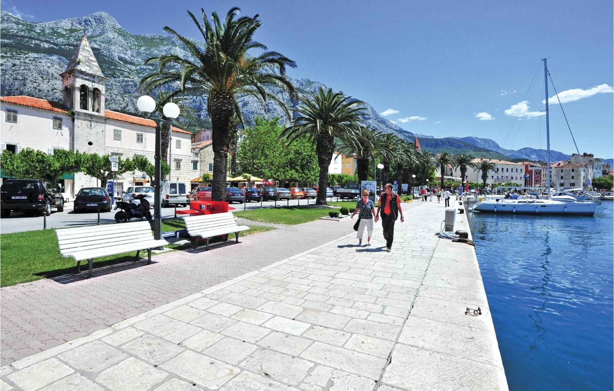 2 Bedroom Stunning Apartment In Makarska Exteriör bild