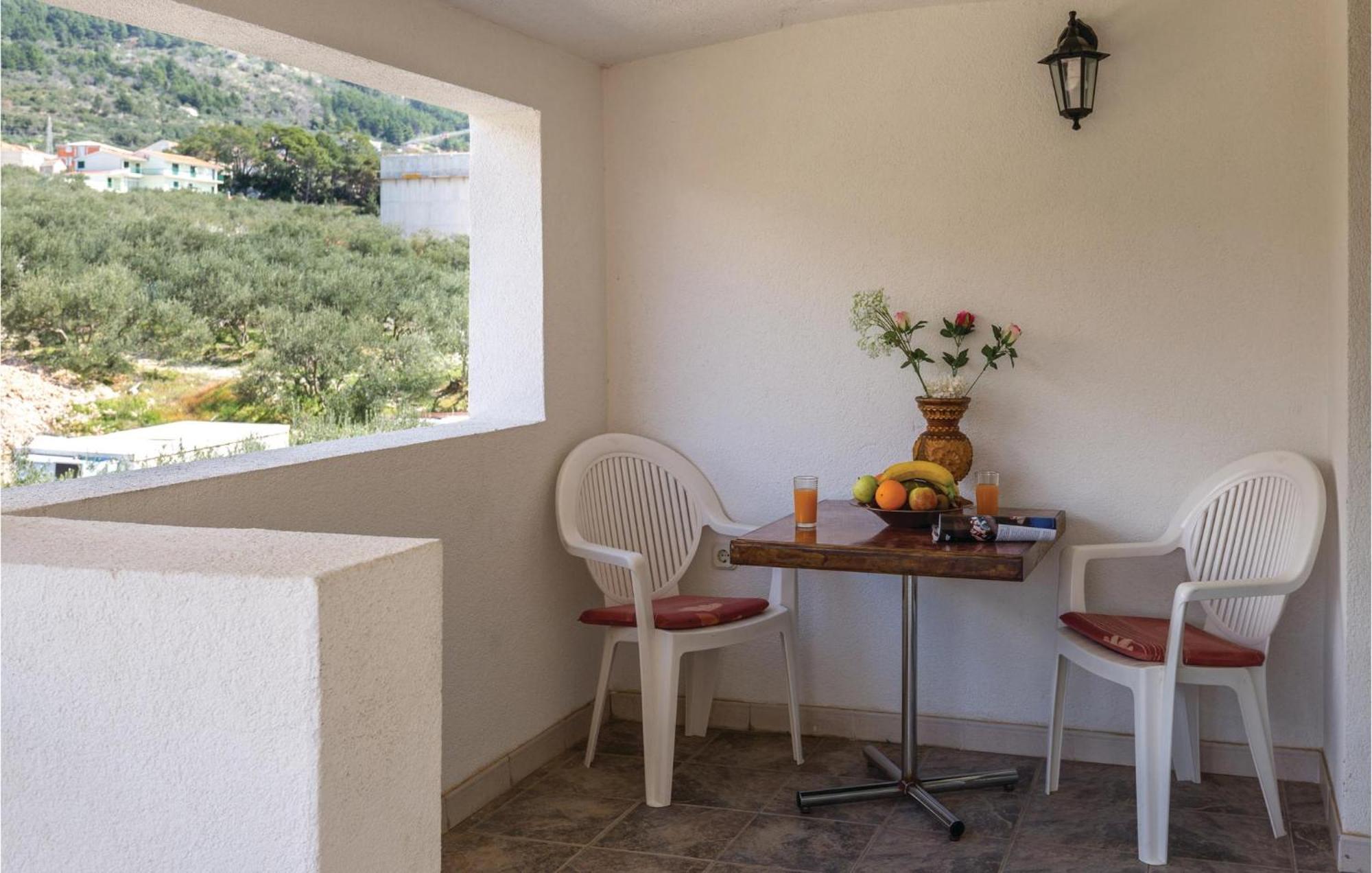 2 Bedroom Stunning Apartment In Makarska Exteriör bild