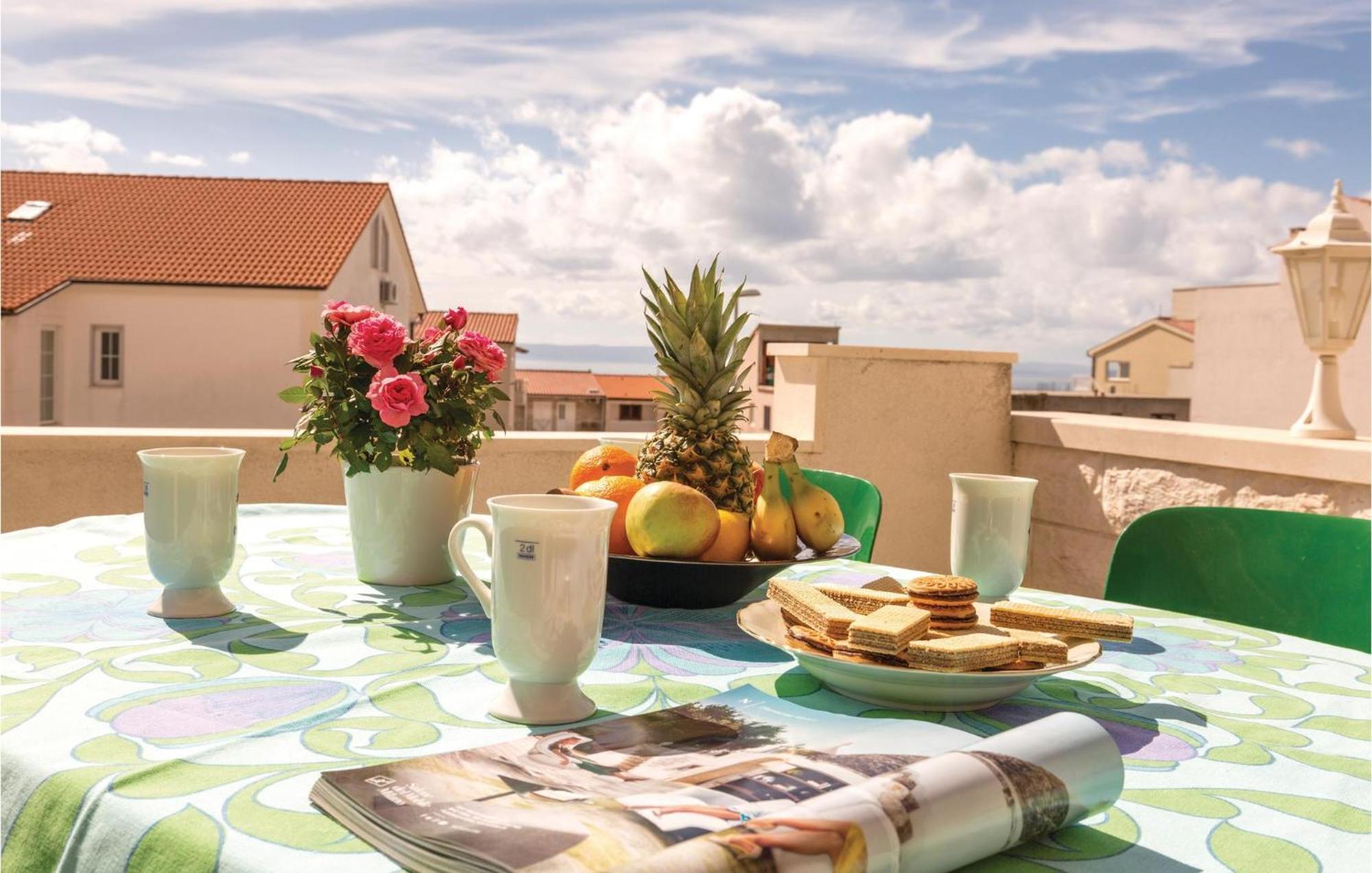 2 Bedroom Stunning Apartment In Makarska Exteriör bild