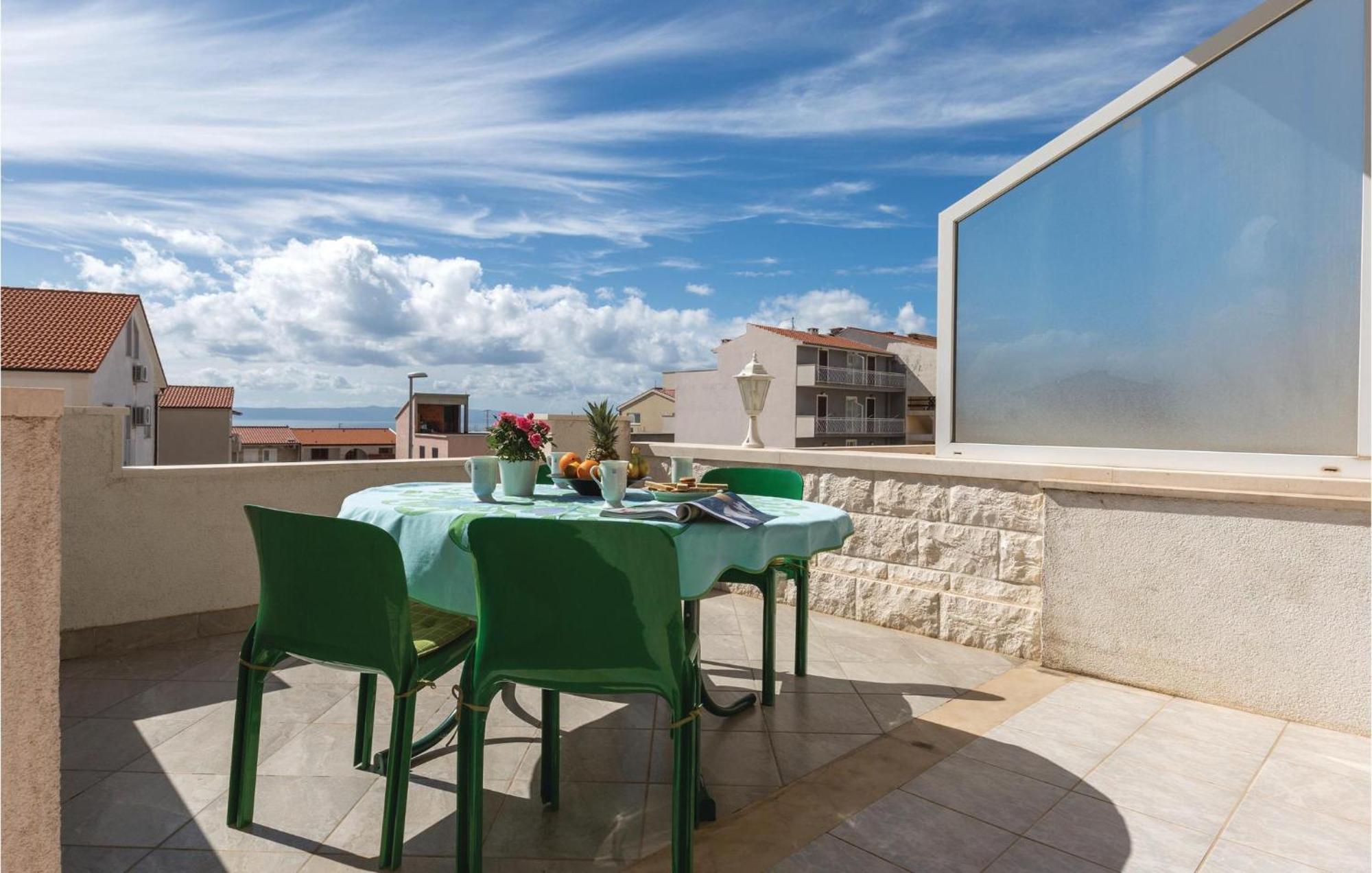 2 Bedroom Stunning Apartment In Makarska Exteriör bild