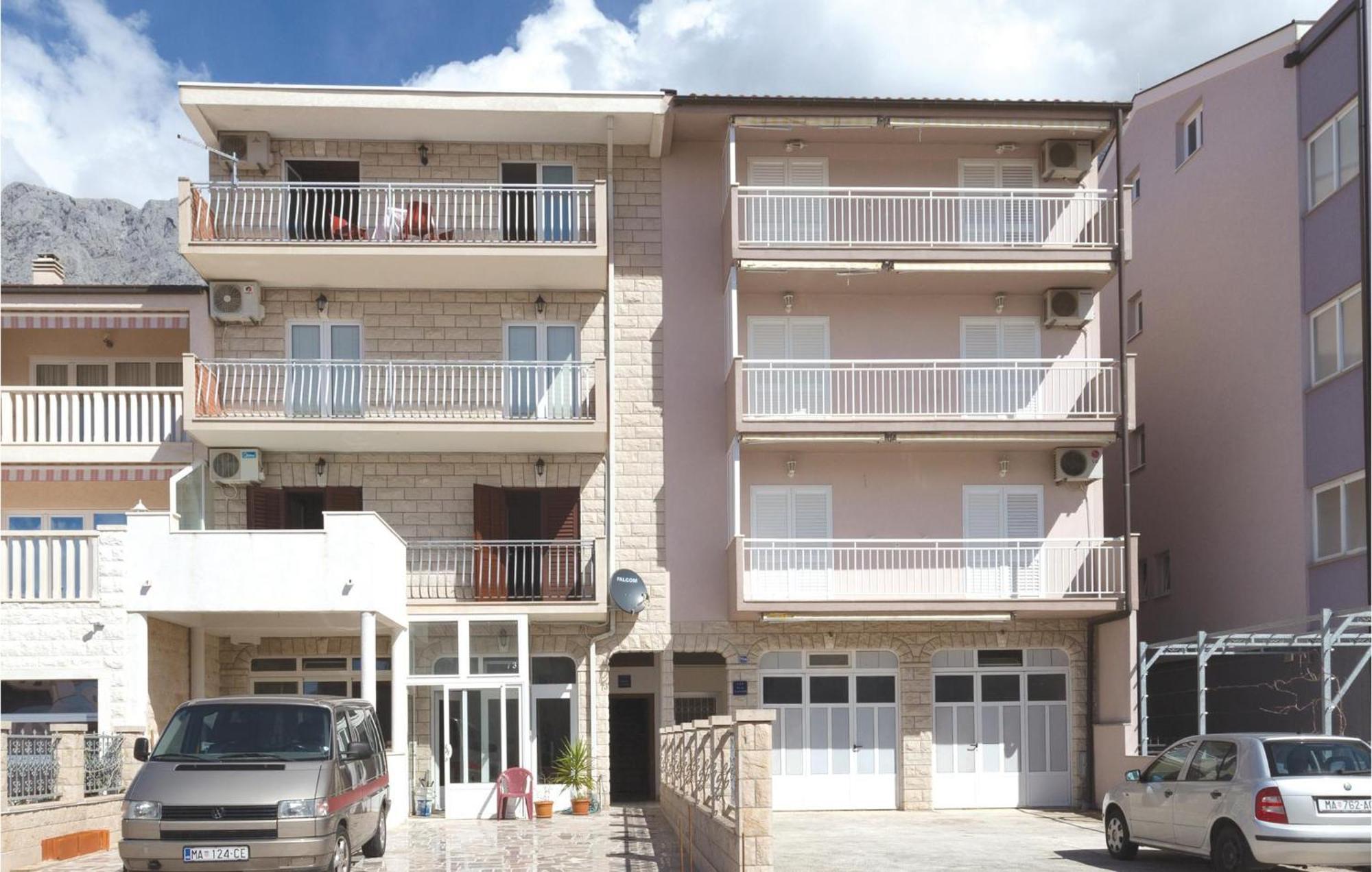 2 Bedroom Stunning Apartment In Makarska Exteriör bild